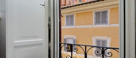 Deluxe Triple Room | In-room safe, individually decorated, individually furnished