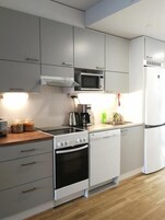 Kaupunkihuoneisto, kaupunkinäköala | Yksityinen keittiö | Mikroaaltouuni, uuni, liesi, astianpesukone