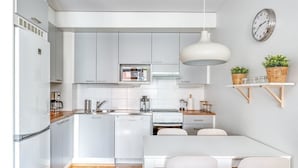 Leilighet – deluxe, badstue, byutsikt | Spiseområde på rommet