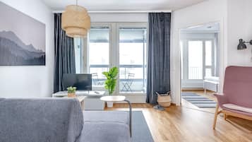 Departamento Deluxe, sauna, vista a la ciudad | Área de sala de estar | Smart TV y estación para iPod