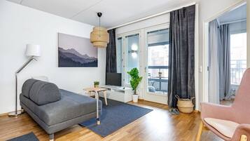 Căn hộ Deluxe, phòng tắm hơi, quang cảnh thành phố | 1 phòng ngủ, bàn, màn/rèm cản sáng, phòng cách âm