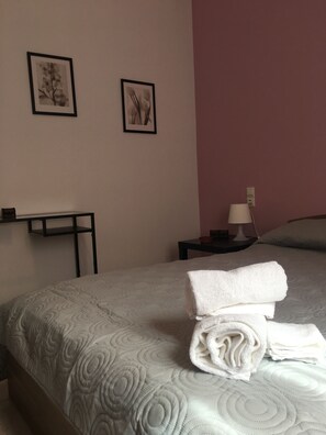 Blackout curtains, iron/ironing board, free cots/infant beds, free WiFi - Central Luxury Apartment (Heraklion)