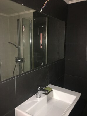 Studio | Badezimmer | Regendusche, Haartrockner, Handtücher, Seife