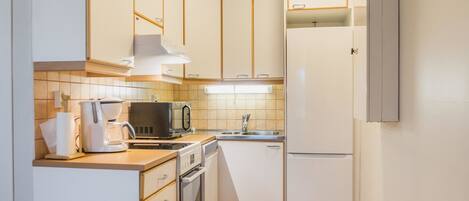 Kylskåp, mikrovågsugn, diskmaskin och barnstol