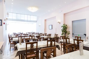Se sirven desayunos, cenas y cocina italiana 