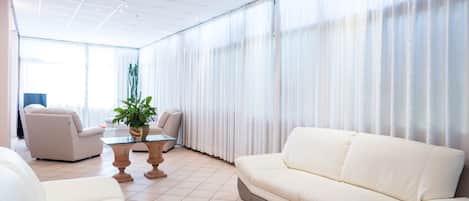 Coin salon dans le hall