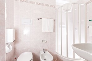 Standard-Doppel- oder -Zweibettzimmer | Badezimmer