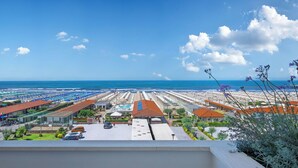 A coastal hotel with multiple beachside rooms, a swimming pool, and a view of the ocean. - Hotel Ambasciatori (Pietrasanta)