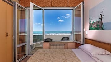 Camera con letto matrimoniale o 2 letti singoli, vista mare | Una cassaforte in camera, una scrivania, Wi-Fi gratuito, lenzuola