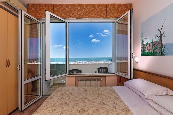 Camera con letto matrimoniale o 2 letti singoli, vista mare | Una cassaforte in camera, una scrivania, Wi-Fi gratuito, lenzuola
