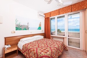Habitación con 1 cama matrimonial o 2 individuales, vista al mar | Caja de seguridad en la habitación, escritorio y wifi gratis 