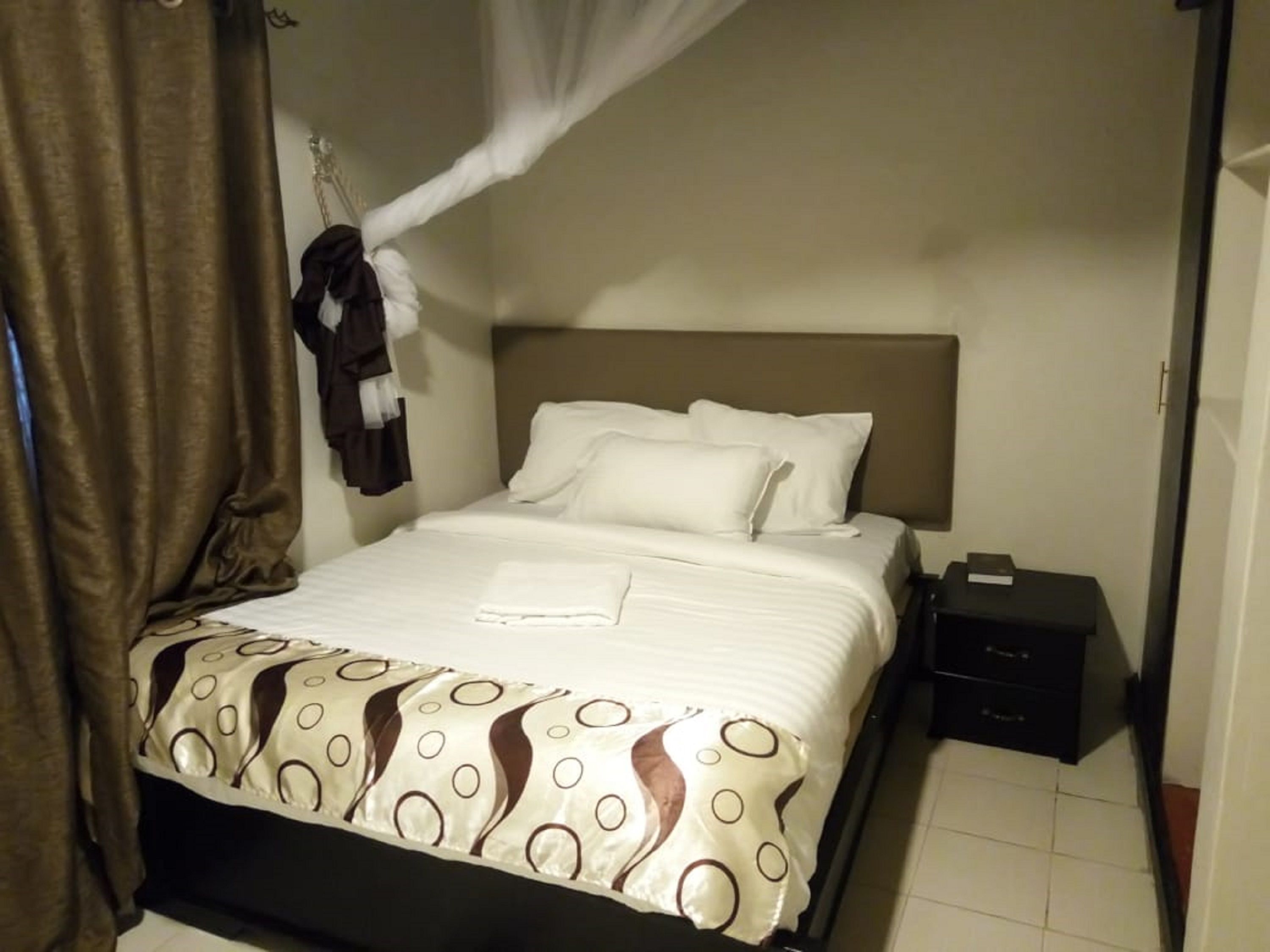 Kamar Double Standar | Meja kerja, tirai kedap cahaya, Wi-Fi gratis, dan seprai linen