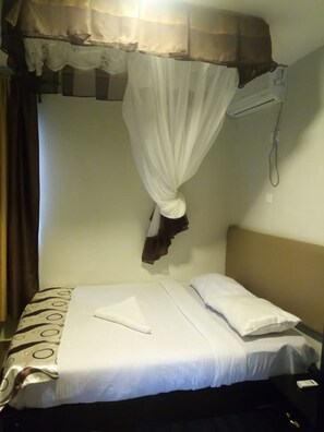 Escritorio, cortinas blackout, wifi gratis y ropa de cama 