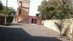 مواقف سيارات مج انية