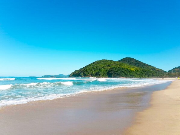 Una playa cerca, arena blanca, windsurf