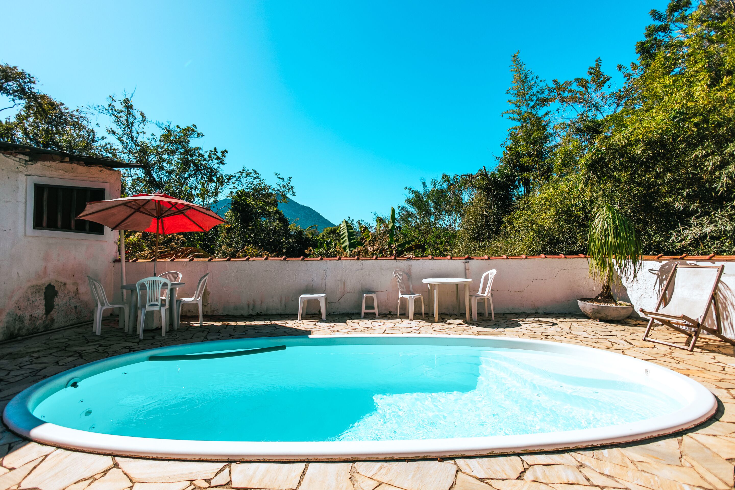 Piscina externa, funciona das 8h às 22h, guarda-sóis, espreguiçadeiras