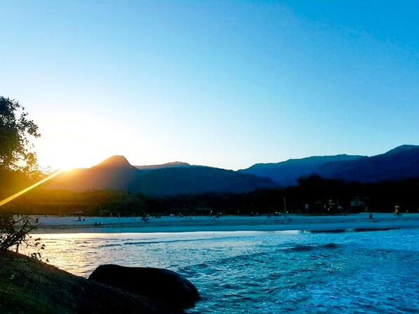 Ubicación cercana a la playa, arena blanca y windsurf