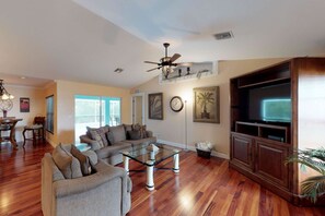 Ferienhaus, Mehrere Betten (938 SW 6th Ct) | Wohnbereich | Flachbildfernseher, DVD-Player, Streaming-Dienste