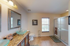 獨棟房屋, 多張床 (938 SW 6th Ct) | 浴室 | 吹風機