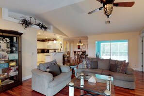 Ferienhaus, Mehrere Betten (938 SW 6th Ct) | Wohnbereich | Flachbildfernseher, DVD-Player, Streaming-Dienste