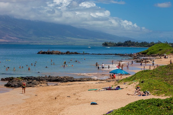 Beach nearby, sun-loungers, beach towels