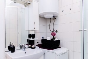 Apartment, 1 Bedroom | Bathroom