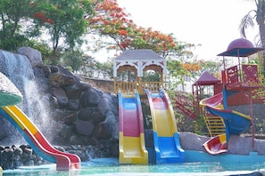 Indoor pool - Vedi Farm Resort (Koregaon)