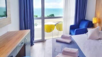 Kahden hengen superior-huone (yksi tai kaksi sänkyä), parveke, merinäköala | Minibaari, tallelokero huoneessa, työpöytä, silitysrauta/-lauta