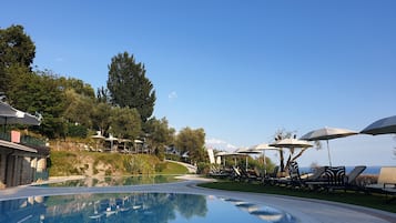 Außenpool, Sonnenschirme, Liegestühle