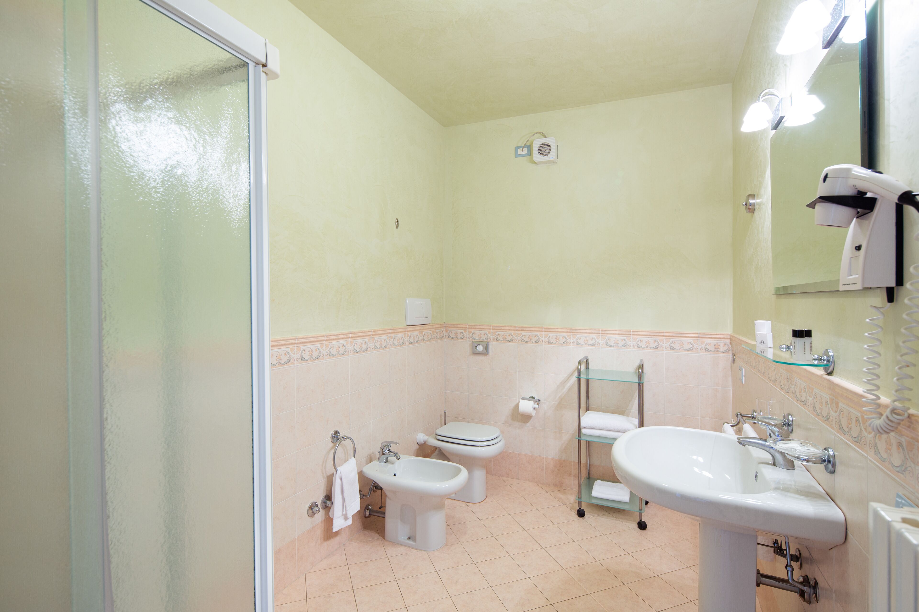 Ein Badezimmer mit Toilette, Bidet und Waschbecken.