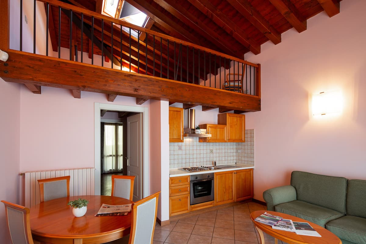 Klassieke loft, uitzicht op tuin | 1 slaapkamer, een kluis op de kamer, babybedden, extra bedden