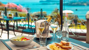 Bar en bord de piscine