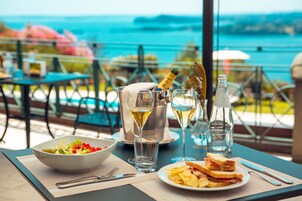 Bar junto a la piscina