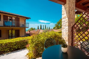 Classic Apartment, Garden View | 1 bedroom, in-room safe, cots/infant beds, rollaway beds - Domina Borgo degli Ulivi - Lake Garda (Gardone Riviera)