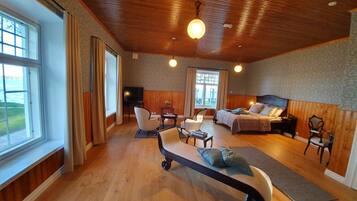 Main Building, Suite 1, Lake View | Individually decorated, free WiFi, bed sheets