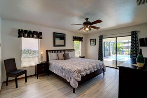 House (1530 SW 49th Ter) | 3 bedrooms, free WiFi