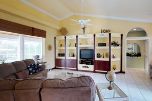 Casa (2540 SW 30th St) | Sala de estar | TV, DVD player