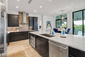 Ferienhaus (1625 NW 32nd Ct) | Eigene Küche | Ofen