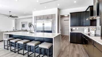House (1625 NW 32nd Ct) | Private kitchen | Oven