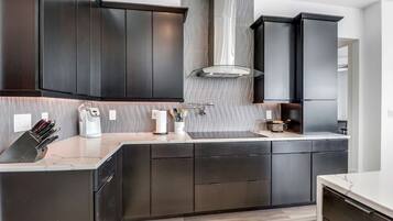 House (1625 NW 32nd Ct) | Private kitchen | Oven