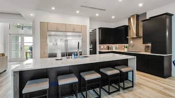 Casa (1625 NW 32nd Ct) | Cucina privata | Forno