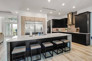 Ferienhaus (1625 NW 32nd Ct) | Eigene Küche | Ofen