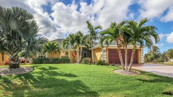 House (1506 SW 38th Street) | Property grounds