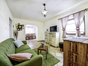 Flat-screen TV, fireplace