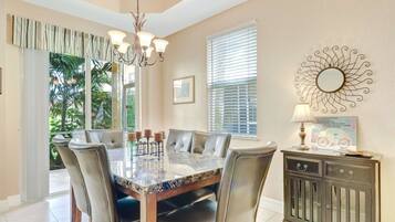 Condo, Multiple Beds (9800 Quinta Artesa Way #105) | In-room dining