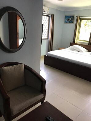 Habitación doble junior | Escritorio, tabla de planchar con plancha y ropa de cama