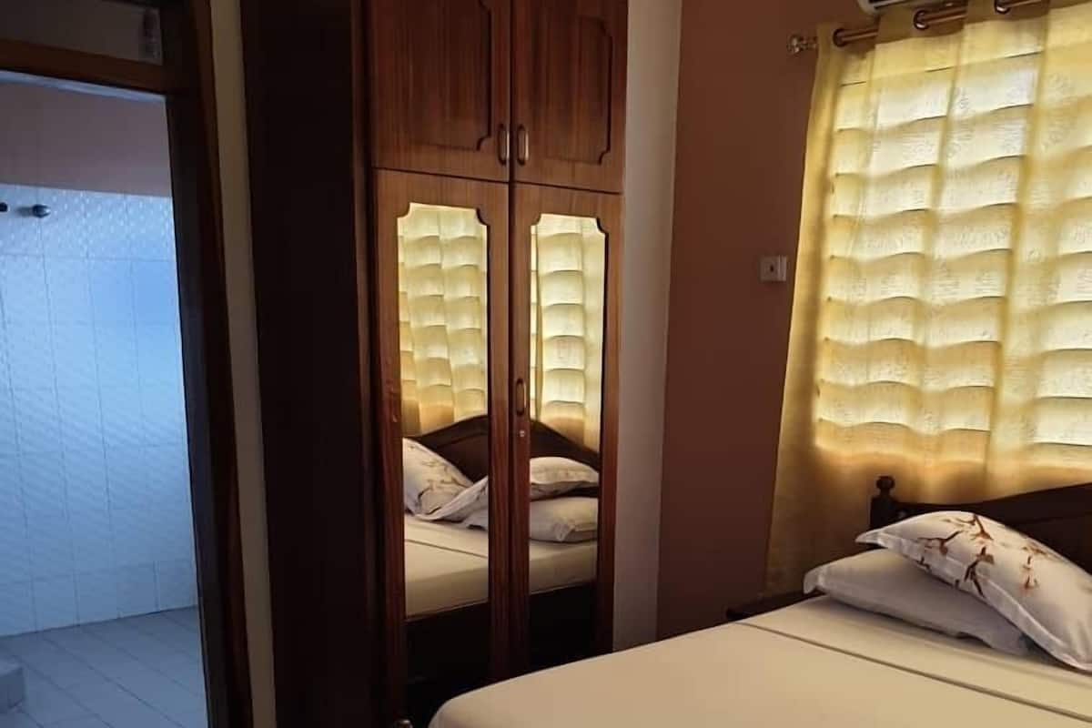 Standard Double Room Single Use | Desk, iron/ironing board, bed sheets