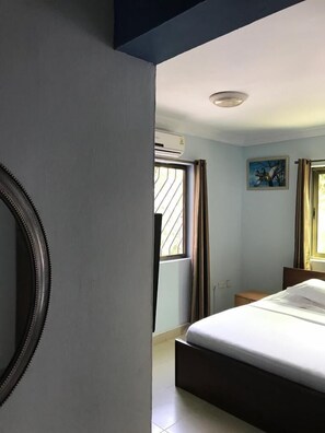 Habitación doble junior | Escritorio, tabla de planchar con plancha y ropa de cama