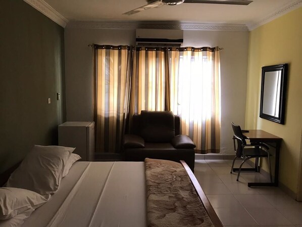 Bureau, fer et planche à repasser, draps fournis