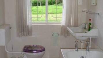 Cottage | Salle de bain | Baignoire et douche séparées, serviettes fournies, savon, shampoing